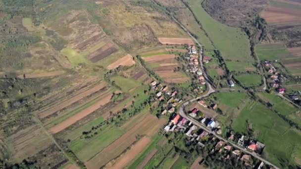 Vista aérea de los campos de otoño cerca de un pueblo — Vídeos de Stock