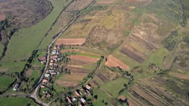 Вид з повітря на село в красивому сільському ландшафті — стокове відео