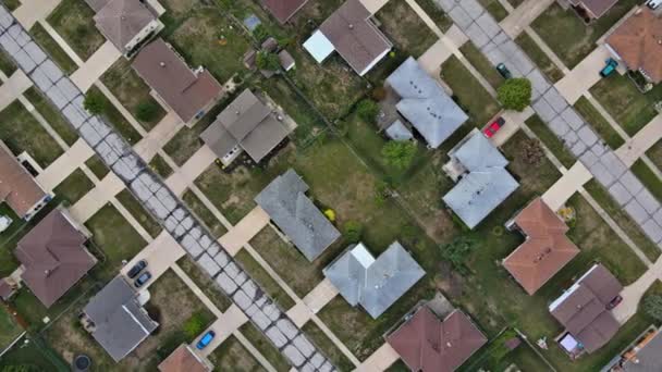 Жилой вид на частные дома крыша на летний пейзаж — стоковое видео