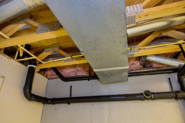 Klima ve ısıtma borularının tavan arasında çerçevelenmesi yeni bir ev havalandırması.