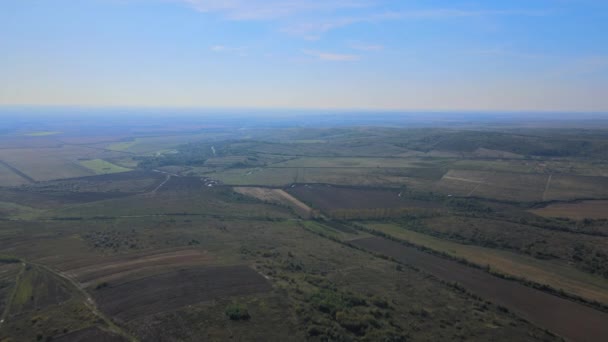 Vista aerea campo agricolo sulla collina in montagna vicino al villaggio — Video Stock