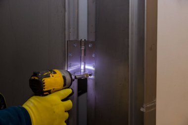 Kurulum işlemleri paslanmaz kapı beyaz ahşap kapıya bağlı tornavida ile