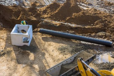 İnşaat halindeki yeni bir bağlantı yolu olması için hendek kazılmış bir drenaj sistemi inşa ediliyor.