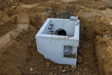 Yol inşaat sahasında işçiler için kazma suyu drenajı drenaj sistemi için kurulmuş kare beton rögar kapakları