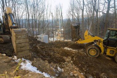 Tarama yeni yol inşaatı üzerinde çalışıyor. Zemin kat ve çakıl taşları yol yapım ekipmanları.