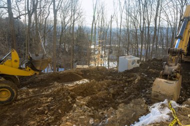 Kazı kazılarında yeni yol inşaatı ve zeminin taşınması manzaralı inşaat alanı