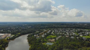 Orta sınıf banliyö mahallesinin deniz manzaralı banliyö sokağında evleri var.