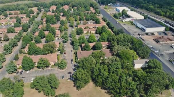 Un pequeño pueblo de un barrio suburbano de altura con casas — Vídeo de stock