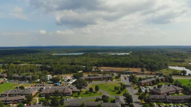 Vista del barrio de la pequeña ciudad con techos de paisaje de casas — Vídeo de stock