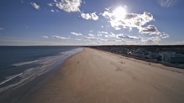 Vågor i den gula sandstranden havskusten, utsikt från höjden — Stockvideo