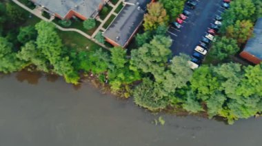 Orta sınıf banliyö mahallesinin deniz manzaralı banliyö sokağında evleri var.