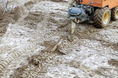 Su damlasına yerleştirilen sulamadan damlayan küçük bir traktör.