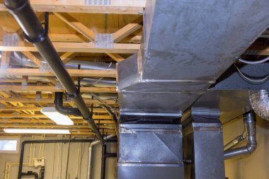 Yeni evdeki boru ısıtma sisteminin tavanına ısıtma sistemi kurulumu