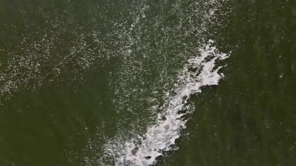 Gelombang air laut biru membengkak menabrak keriting memecahkan permukaan bergelombang — Stok Video
