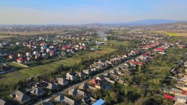 Avrupa 'nın doğal sonbahar manzara köyü ile huzurlu hava manzarası