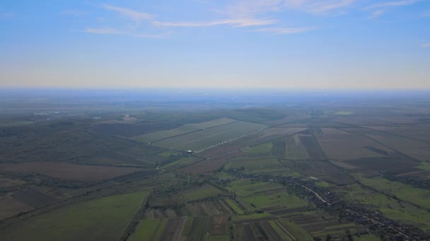 Panorama pola w wiosennym dniu góry — Wideo stockowe