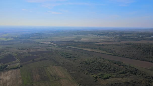 Ειδυλλιακό τοπίο στα καταπράσινα λιβάδια με βουνό, φυσικό τοπίο — Αρχείο Βίντεο