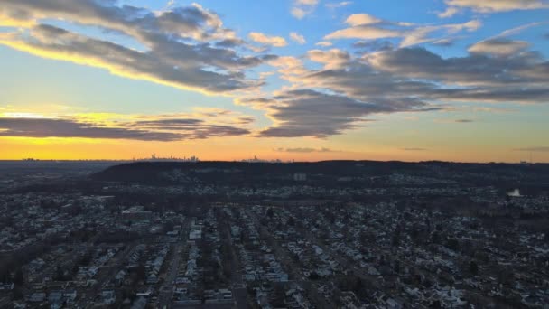 Bela vista do pôr-do-sol panorâmico luz do céu com nuvens suaves vista aérea Nova York vista incrível panorâmica pequena cidade de um bairro com um estilo de vida residencial Paterson NJ EUA — Vídeo de Stock