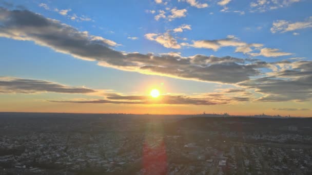 Oranje dramatische hemel met wolken voor een prachtige zonsopgang in een boven luchtfoto New York City van een kleine stad op het platteland Paterson NJ U.S.. — Stockvideo