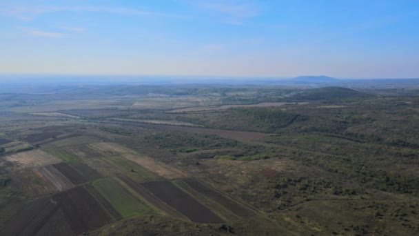 Сільський пейзаж на зеленому лузі в гірському ідилічному ландшафті — стокове відео