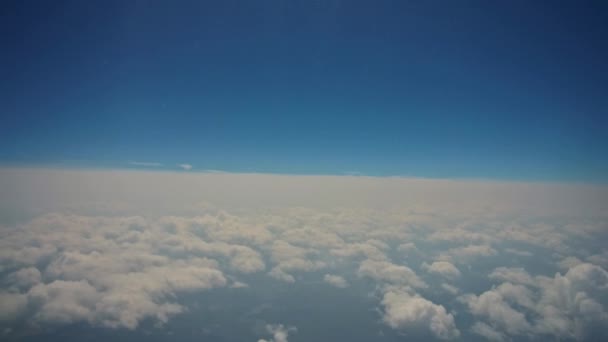 아름다운 흰 구름푸른 하늘을 배경으로 한 비행기의 모습 — 비디오