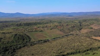 Dağların havadan görünüşü manzaralı orman manzaralı dağlık arazi tarım arazisi kırsal kesimden ekili.
