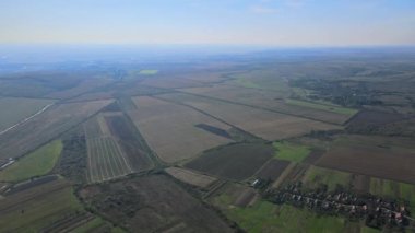 Dağ ve doğa manzaralı yeşil çayırlardaki Idyllic manzarası