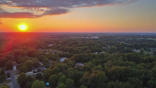 夏天美丽的夜空下的绿地景观黄昏的黎明，俄亥俄州阿克龙市的地平线 — 图库视频影像