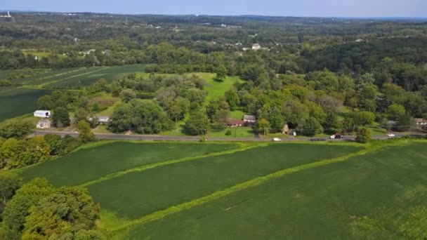 Lucht uitzicht op een Amerikaans platteland dorpshuis heeft een grote tuin met van boerderij velden in Pennsylvania US — Stockvideo