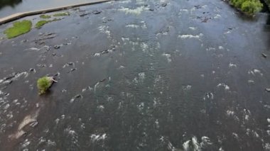 Delaware nehrinin manzaralı küçük şelale manzarası Pensilvanya, ABD 'de büyük bir yükseklikten aşağı dikey olarak görünüyor.