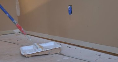 Duvarları ve tavanı boyamak için boya silindirleri. İç dekorasyon çok kolay.