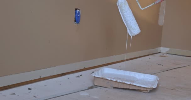 Interiör renovering väggar och tak lätt färg rullar för målning — Stockvideo