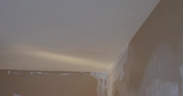 油漆工的后视镜用滚子把天花板涂上 — 图库视频影像