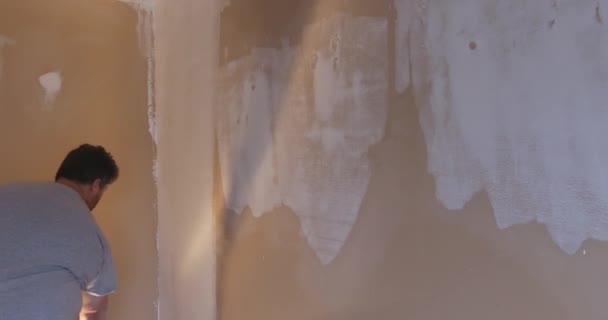 Ściana malowania pracowników w pokoju, remont mieszkania, naprawa domu — Wideo stockowe