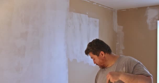 Peinture de murs dans une amorce sur la réparation de couleur blanche dans une maison — Video