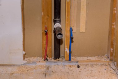 Ev sorunu, tuvaletteki su borularında hasar, duvardaki su sızıntısı.