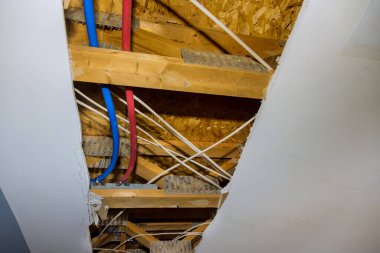 Bakım tesisatçısı tuvaletindeki plastik polipropilen su borularının tavan tamiri.