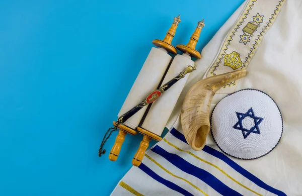 Jewish Prayer Book Torah Scroll Shofar Horn Prayer Shawl Tallit — Stock Photo, Image