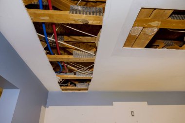 Ev sorunu, tavan deliğindeki su sızıntısındaki su borularında hasar.