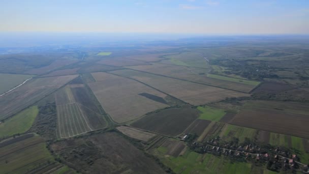 Paisagem idílica nos prados verdes com montanha, paisagem natural — Vídeo de Stock