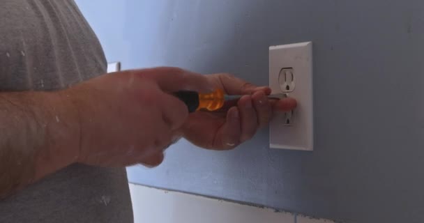 Eltávolítása fali konnektor fedelet annak érdekében, hogy elfedje a konnektor előkészítése festés — Stock videók