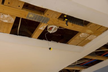 Tesisat borusunu tamir et. Tavanda sızıntı yapan su borusu var.