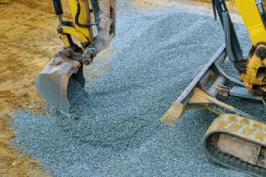 Endüstriyel makine şantiyesi, temel inşaatı için taş ve çakıl taşıyan ağır kazıcı