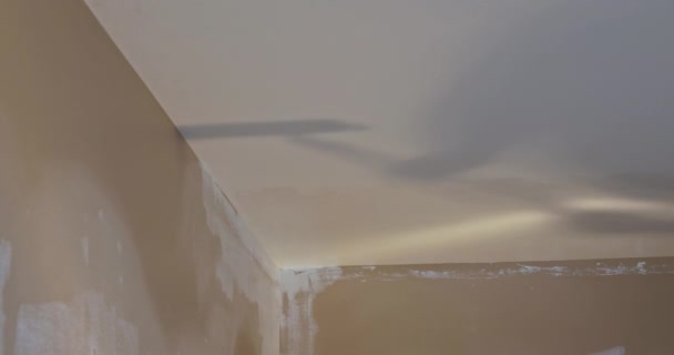 Malerei der Decke in einer Grundierung auf weißer Farbe Reparatur in einem Haus — Stockvideo