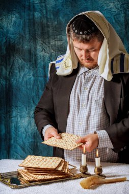 Yahudi erkekler, Matzah 'ın mayasız ekmeğini kutsuyor.