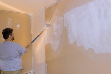 İç dekorasyon, erkek el boyası duvar boyası boya silindirli daire, rengarenk boya.