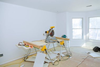 Tahtayı kesmeye başlamak için elektrikli testereyle tahta kalıbı kesen dairesel testere.