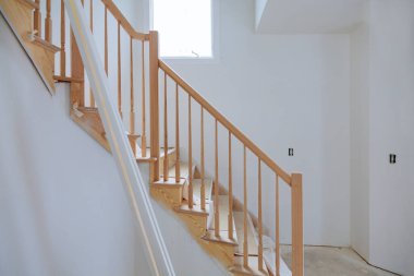 İç alçıpan bandı bekleyen bir odaya yerleştirilmeden önce inşaat yeni evin detaylarını tamamla