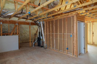 Yeni bir çerçevenin tavan arasına köpük plastik yalıtım malzemesi yerleştirildi..