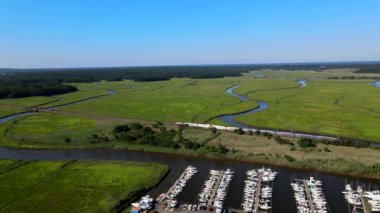 Panoramik yüksek açılı yat marina havadan tekne manzaralı otoparkta.